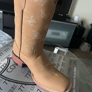 Cowboy Tan Embroidered Boots woman’s